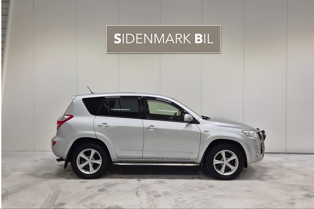 Toyota RAV4 2.2 177hk 4x4 Drag Värmare Bkamera Navigation Välservad