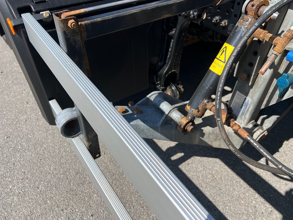 Mercedes-Benz Arocs 3251 Tridem Lastväxlare, Fullt Plogutrustad