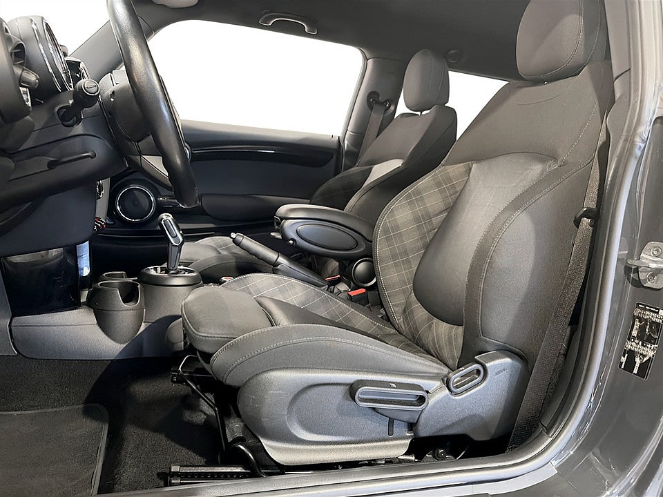 Bild på MINI Cooper S 3D 192hk Aut P-SENSORER FARTHÅLLARE KEYLESS
