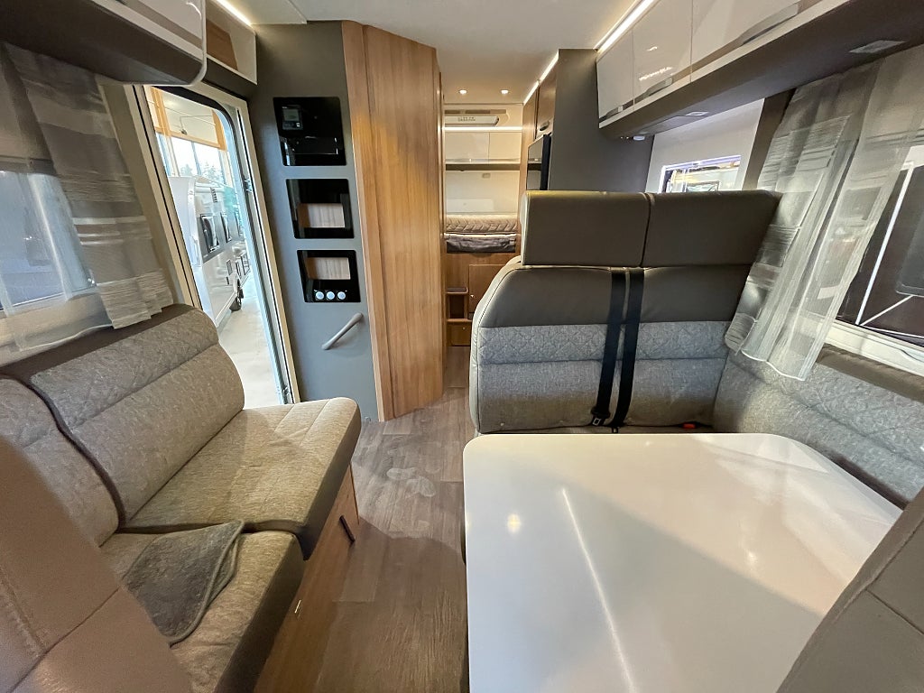 Adria Coral XL 670 SP Plus / El-patron / 5 bältad / Solcell / Dragkrok - Adria