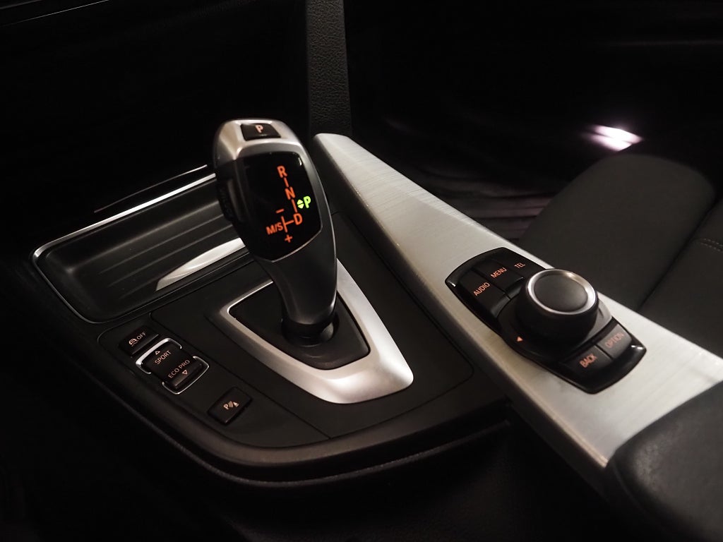 BMW 318 d Touring Steptronic Sport line PDC Farthållare 2015