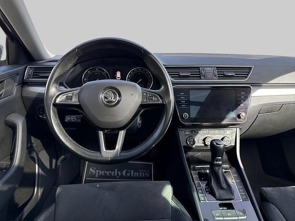 Skoda Superb 2018 - miniatyr 8