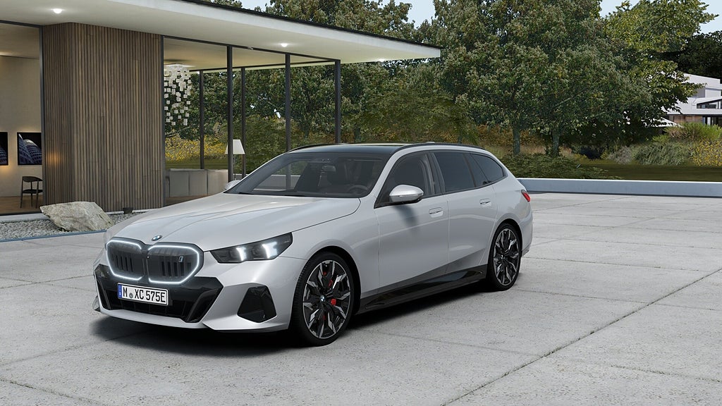 BMW i5 xDrive40 Touring M Sport Pro Supercharged Drag DA Pro B W |