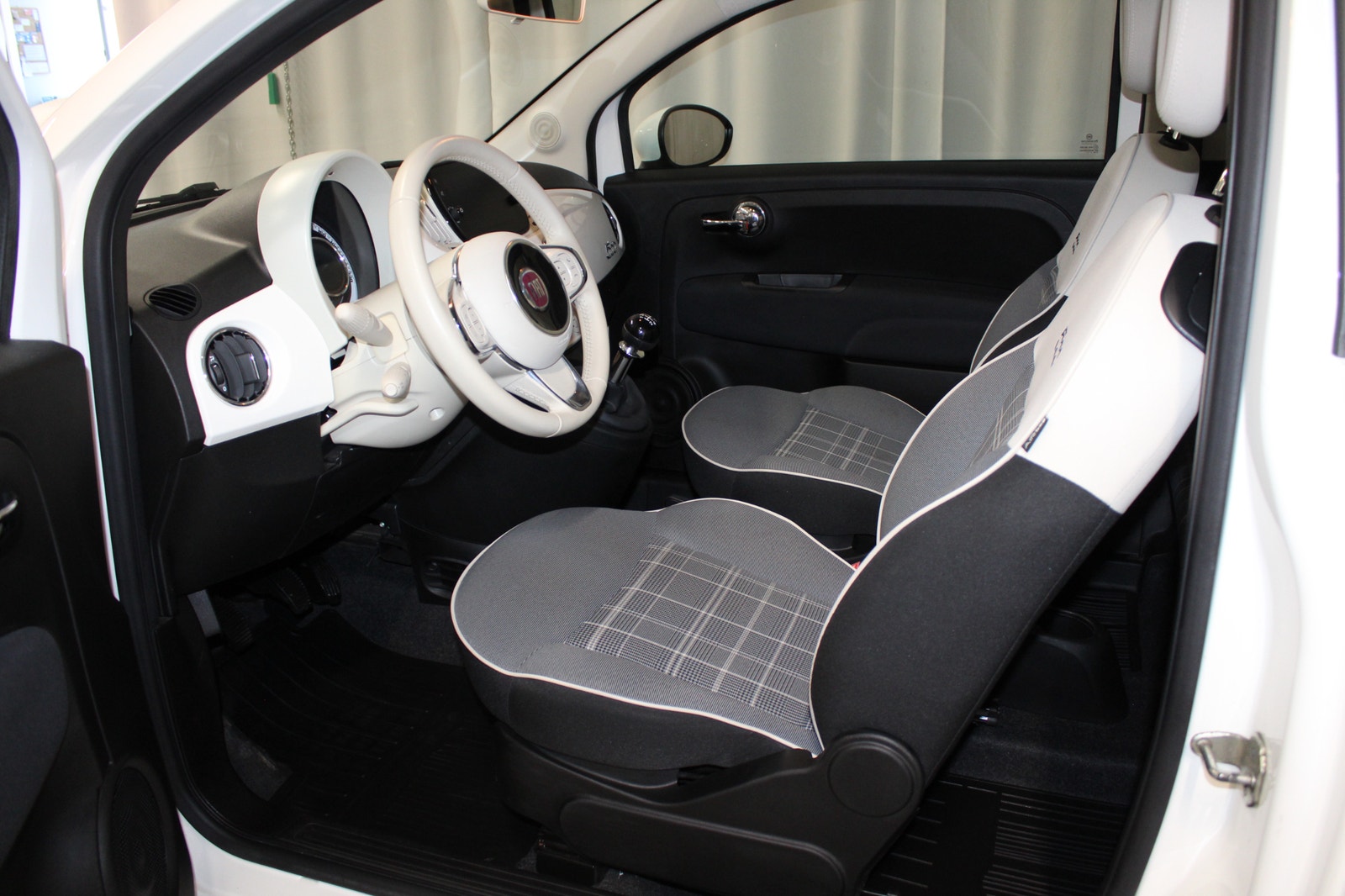 Fiat 500 1.2 69hk Lounge, Panorama, S&V-hjul, Lågmil 2019 - miniatyr 19