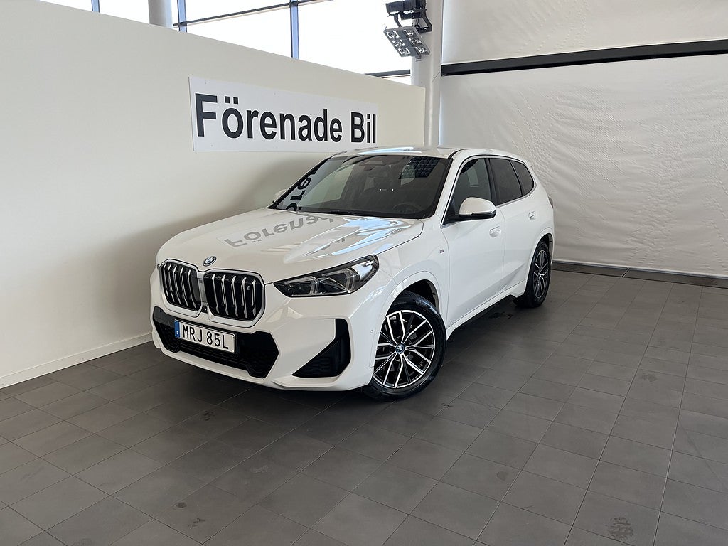 BMW iX1 xDrive30 M Sport Comfort Access Dragkrok Rattvärme 