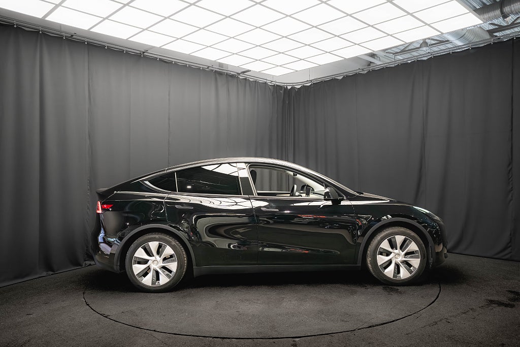Tesla Model Y Standard Range DRAG PANO MOMS 1 ÄGARE LÄDER