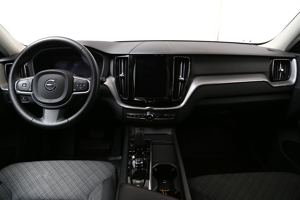 Volvo XC60 Recharge T6 350hk AWD Core Edition Drag Pano Leasbar 2023