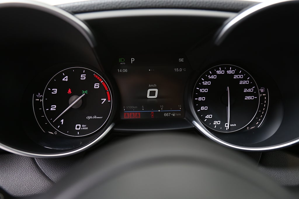 Alfa Romeo Giulia 2,0 Turbo 16V 280hk Q4 Veloce Drag Carplay B-Kamera 2018