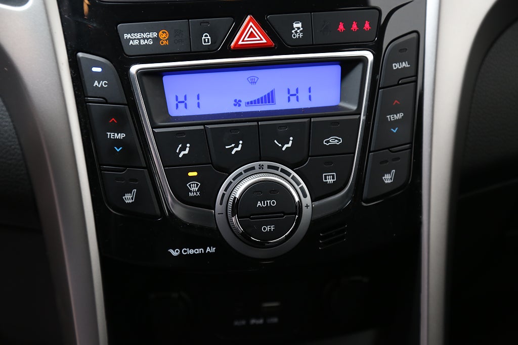 Hyundai i30 1,6 GDI 135hk Premium Kombi Kamera Keyless Navi Drag 2017