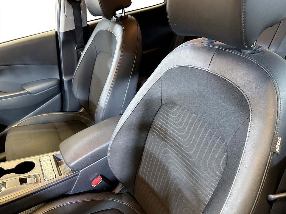 Bild på Hyundai Kona Essential 64kWh 204hk Aut B-KAMERA CARPLAY