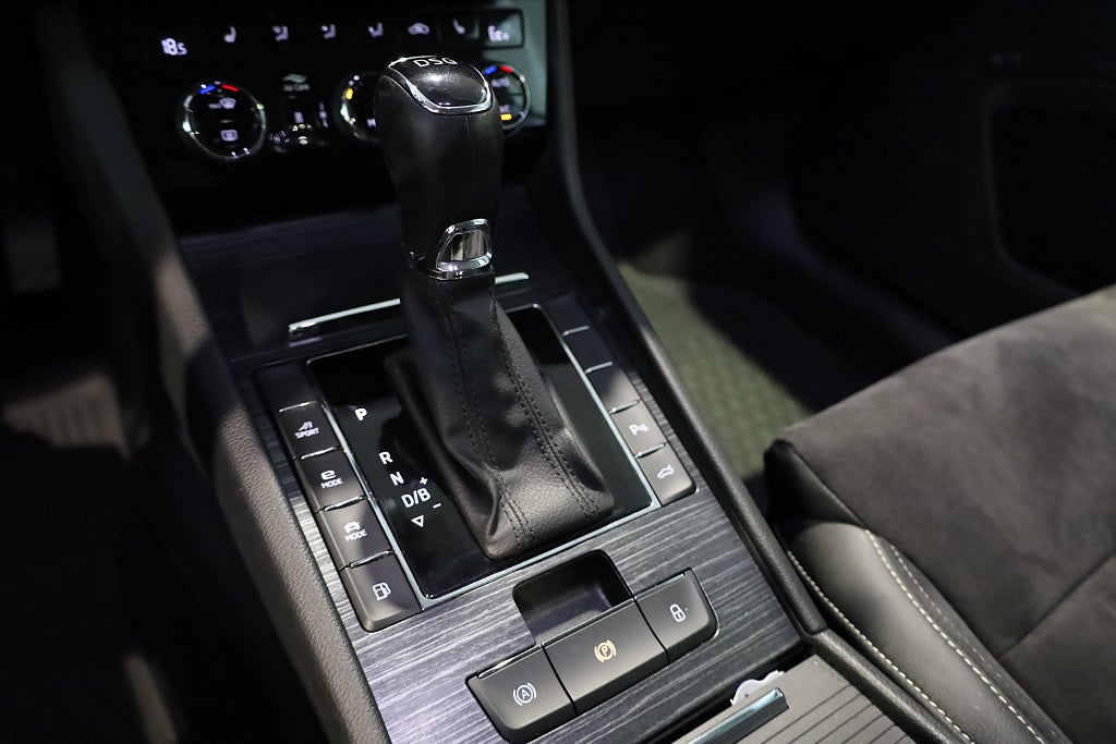 Skoda Superb iV Kombi 1.4 TSI iV Business Edition Drag Värmare 2022