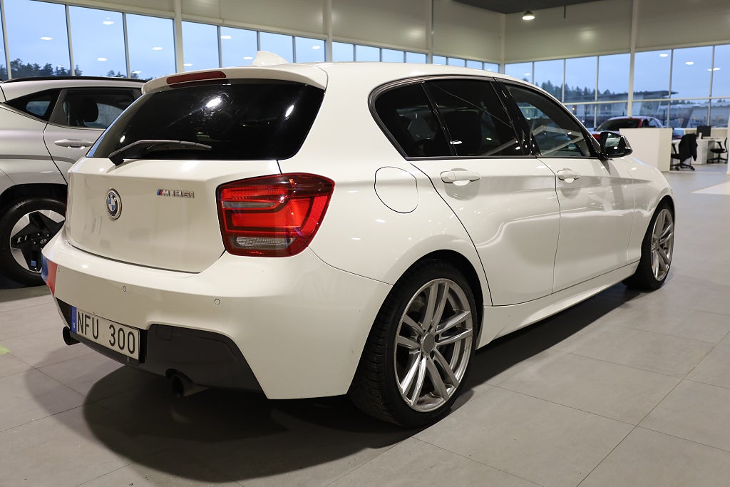 BMW M135i AUT M-Sport 320hk H&K Läder Blåtand Nyservad