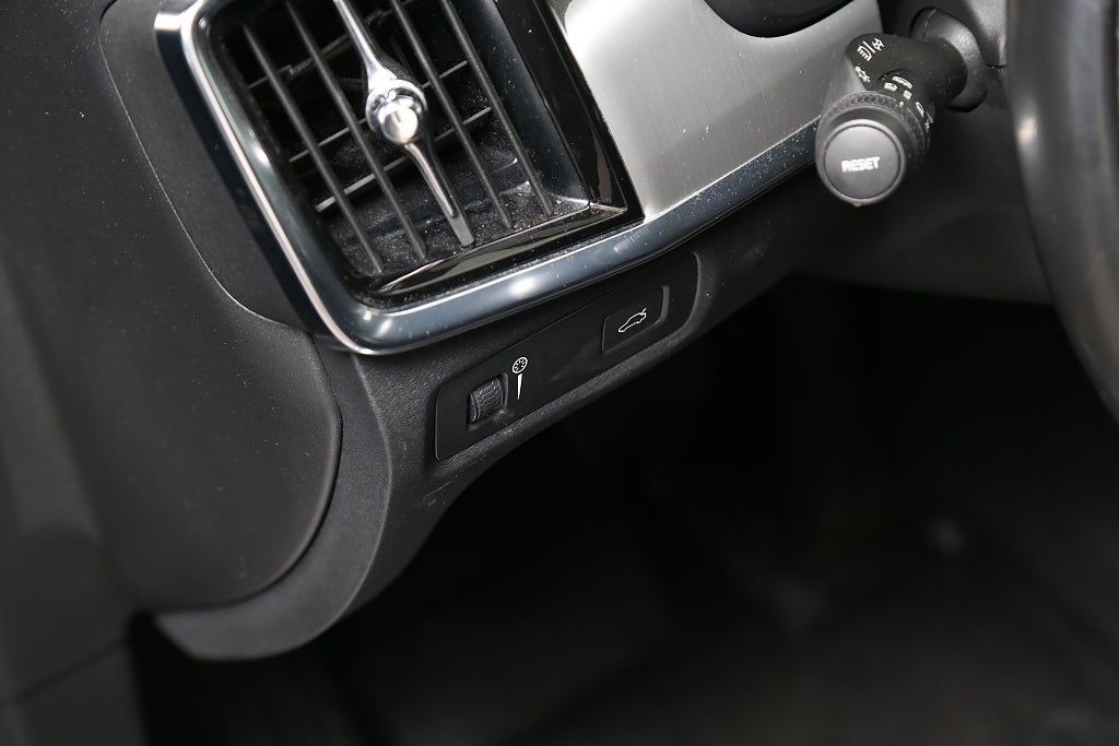 Volvo V90 T4 190hk Momentum SE Aut Head-up Kamera VOC Drag 2019