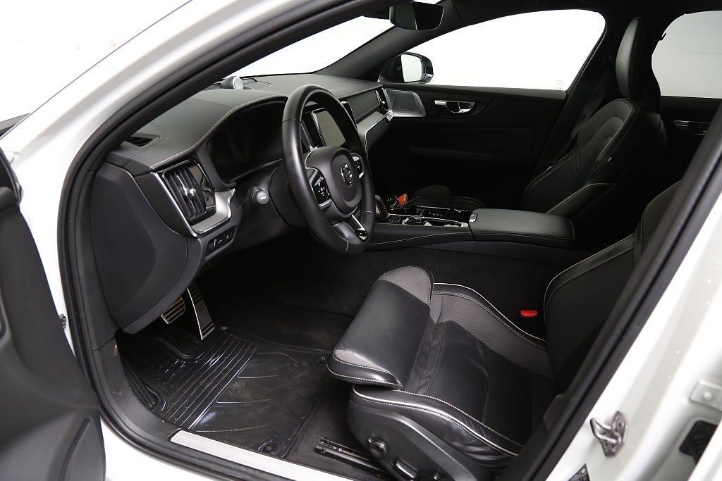 Volvo V60 Recharge T8 392hk R-Design Pro Edition III AWD B&W Pano