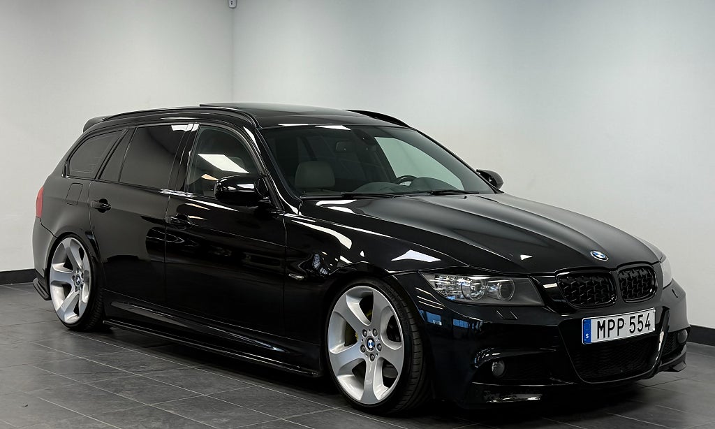 BMW 330d xDrive Touring M Sport *Pano*LCI*H/K*Navi Prof. *D-värm