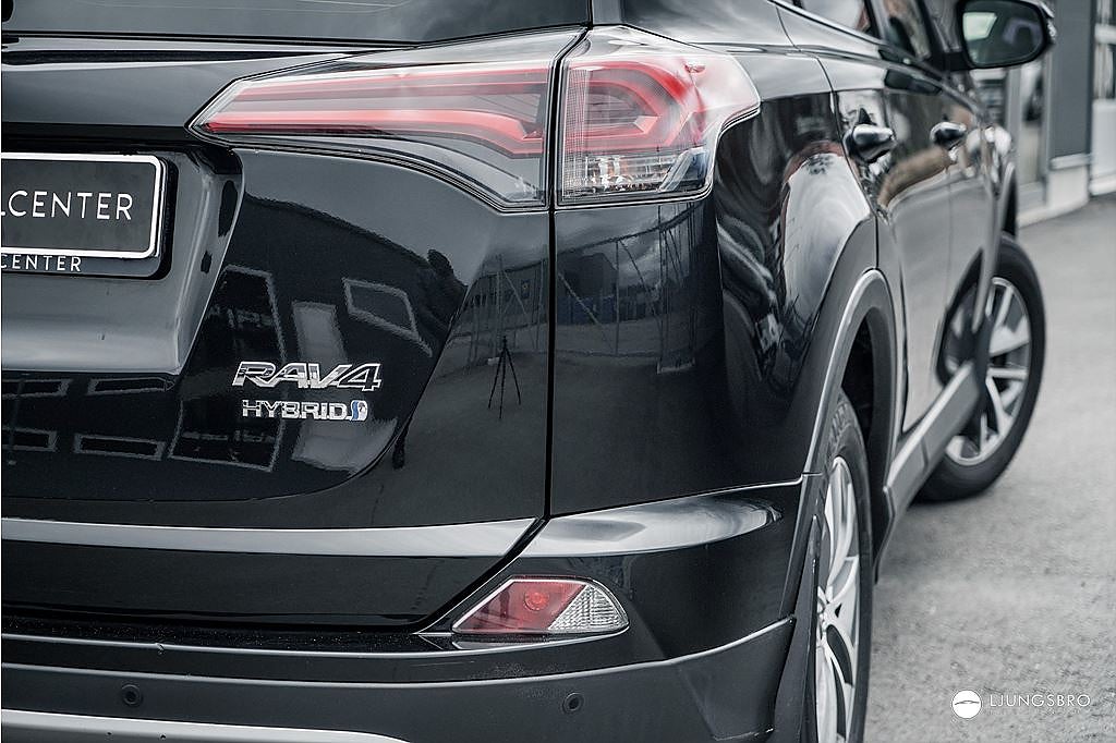 Toyota RAV4 Hybrid 2.5 AWD 197hk / Drag / B-Kamera