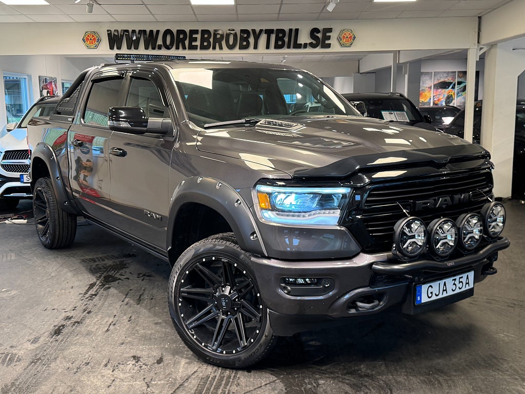 RAM 1500 Crew Cab 5.7 V8 HEMI 4x4 Laramie Extraljus UNIK 