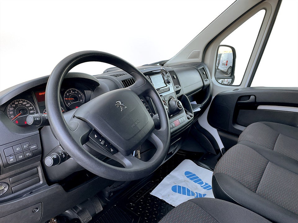 Bild på Peugeot Boxer PRO+ 335 2.2 BHDi 165hk L4H3 435 B-KAMERA DRAG
