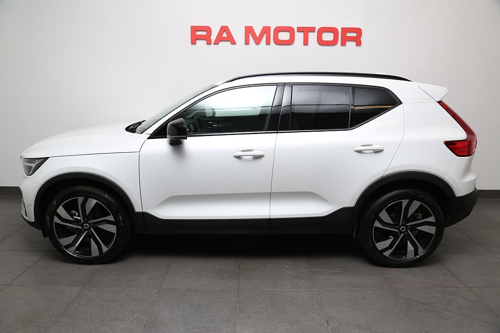 Volvo XC40 B4 Bensin 197hk Ultra Dark Skinn l Panorma l H/K l 360° 2025