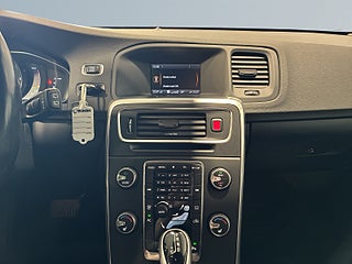 Volvo V60 D4 AWD Aut Värmare Ccokpit Farthållare Nyserv Psens S&V – bild 10