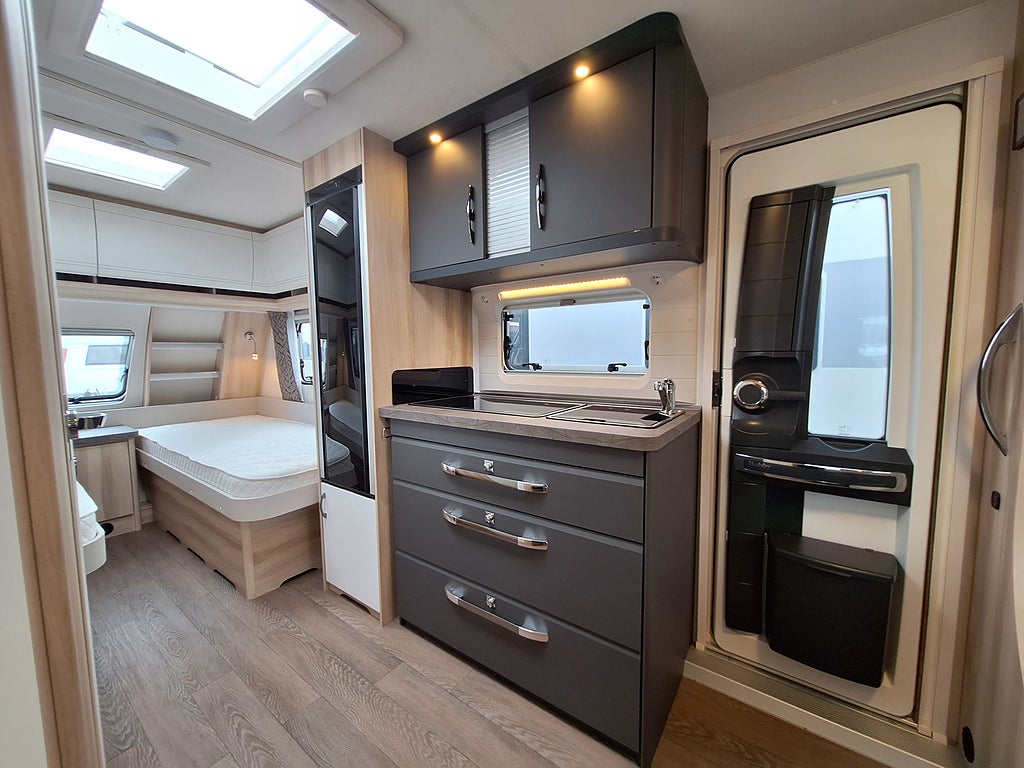 Hobby De Luxe 495 UL Långbädd, Mover, Boxmarkis