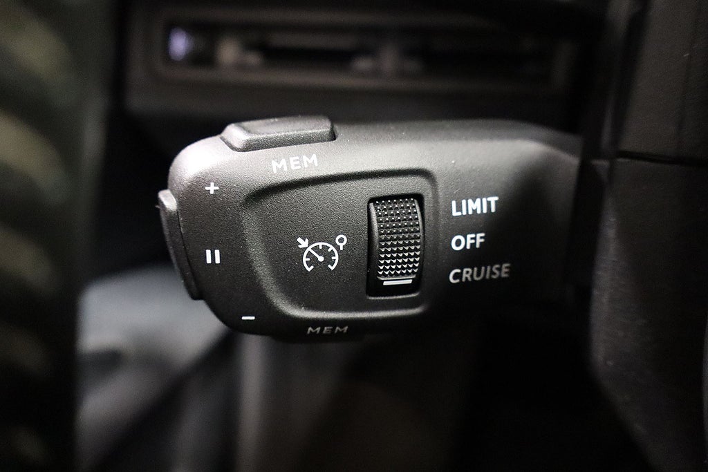 Bild på Peugeot 3008 Active 1.2 PT 130hk Aut - DRAG , CARPLAY