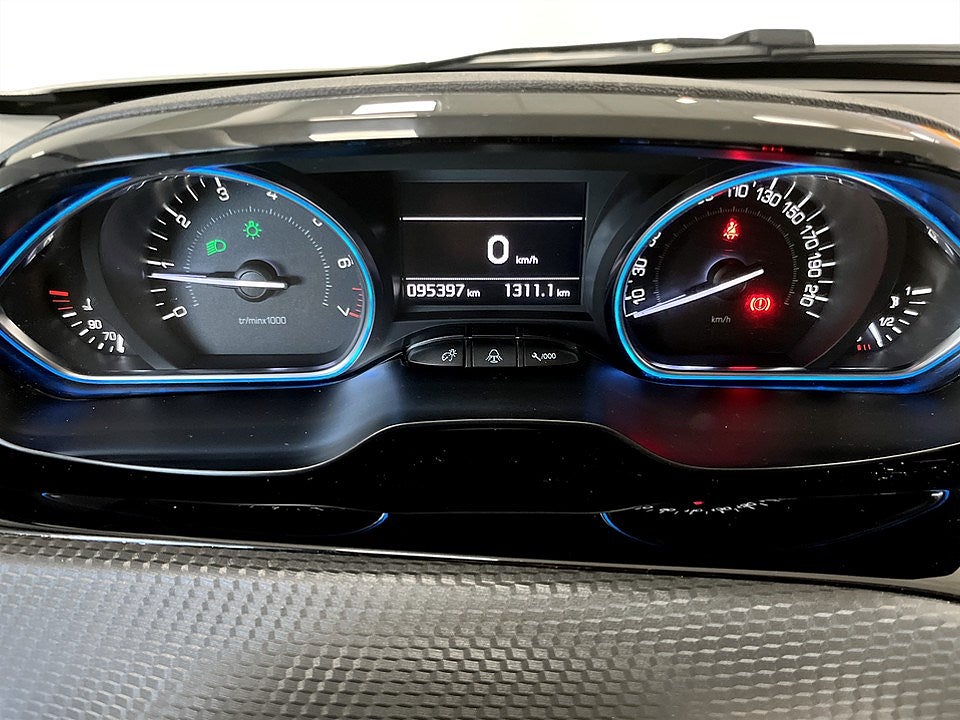 Bild på Peugeot 2008 Allure 1.2 PT 82hk - B-KAMERA, CARPLAY