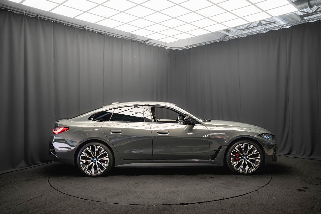 BMW i4 M50 xDrive SUPERCHARGED PANO 20' LASER KOLFIBER MOMS