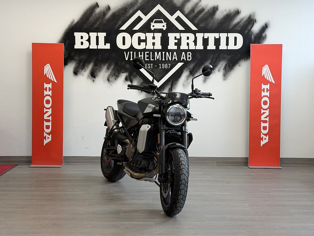 Husqvarna Svartpilen 801