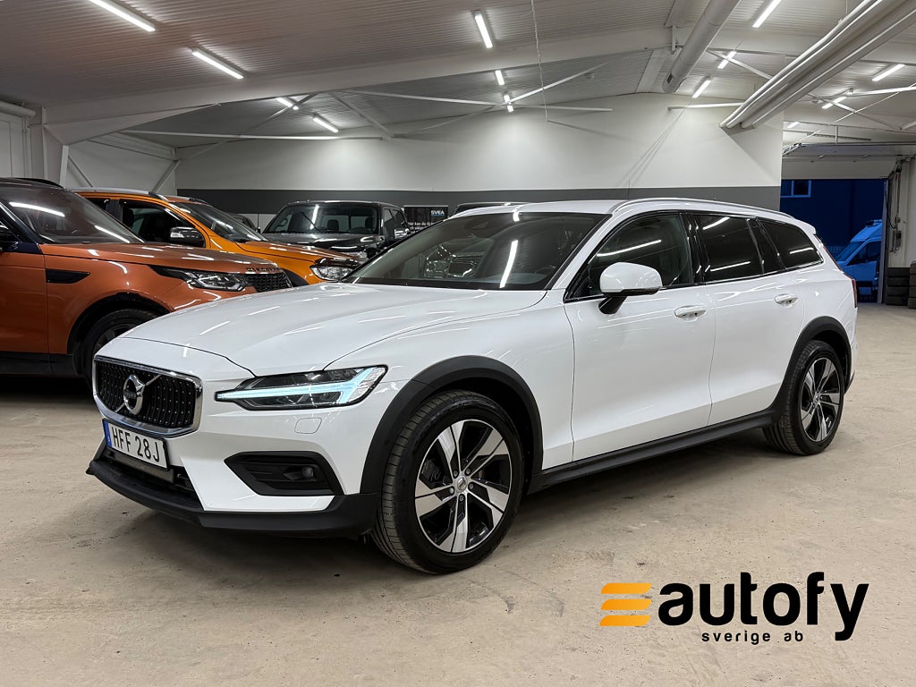 Volvo V60 Cross Country B4 AWD MOMENTUM H/K HELSKINN CARPLAY B-KAMERA EU6