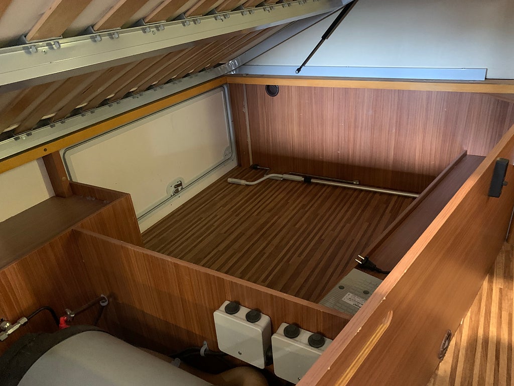 Adria Sonic i 700 ST / Solcell / Cykelställ / Taksäng / Ugn - Adria