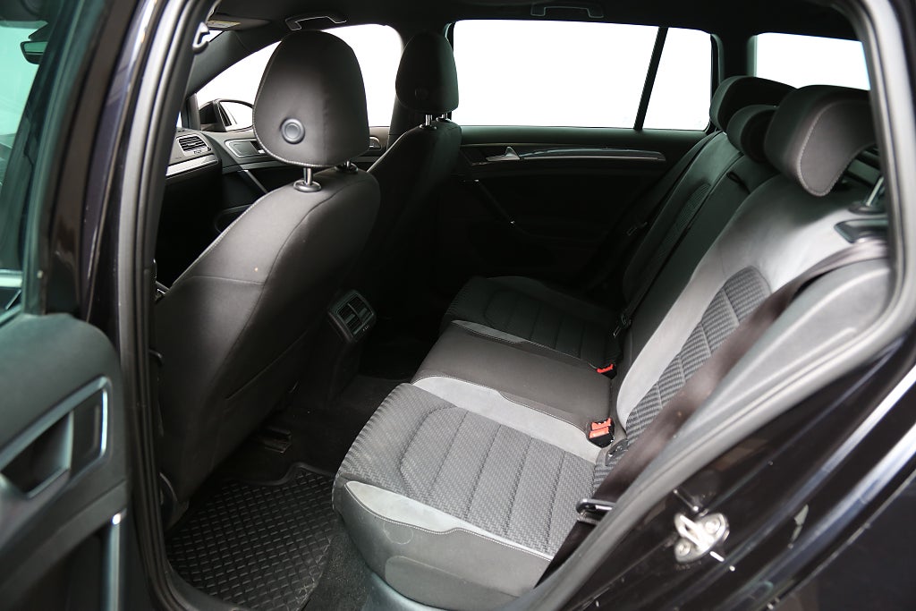 Volkswagen Golf 1,5 TSI R-Line DSG Sportscombi Cockpit Värmare Drag 2019