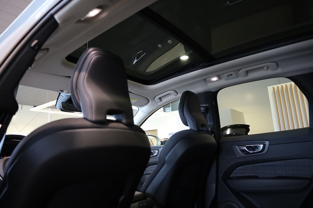 Volvo XC60 Recharge T6 AWD Geartronic Core Edition Drag Navi Moms