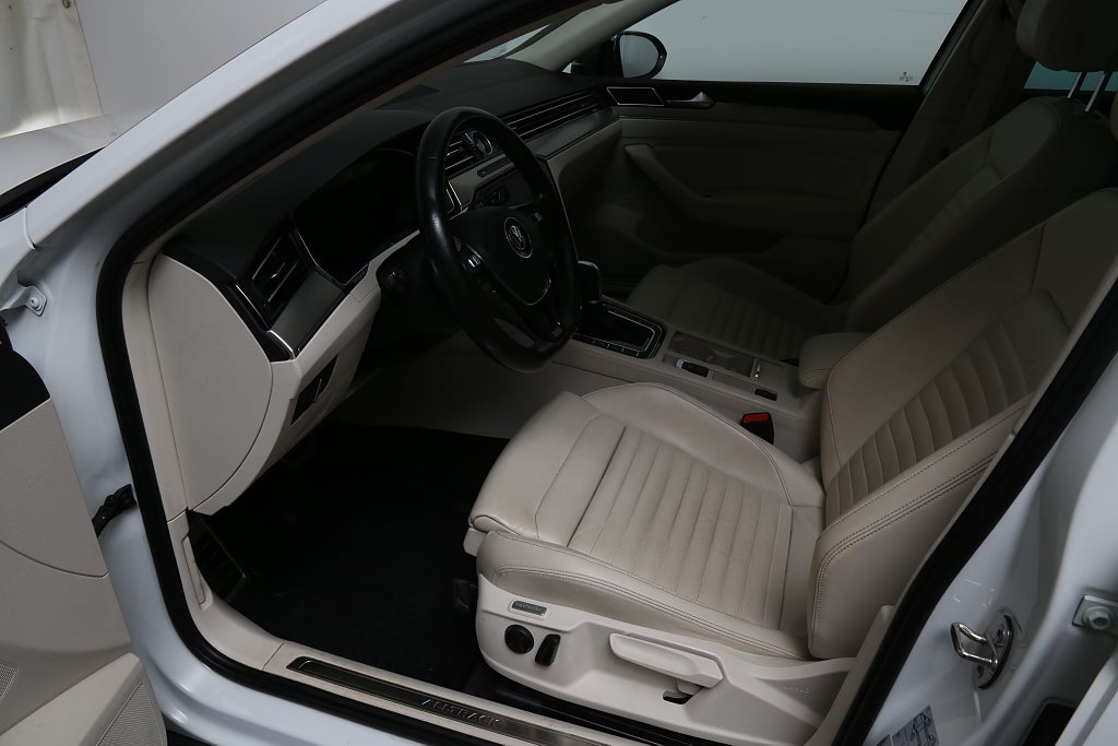 Volkswagen Passat Alltrack 2,0 TDI 190hk 4M Executive DSG Navi Skinn Värmare Drag