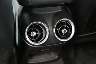 SUV Alfa Romeo Stelvio 25 av 27