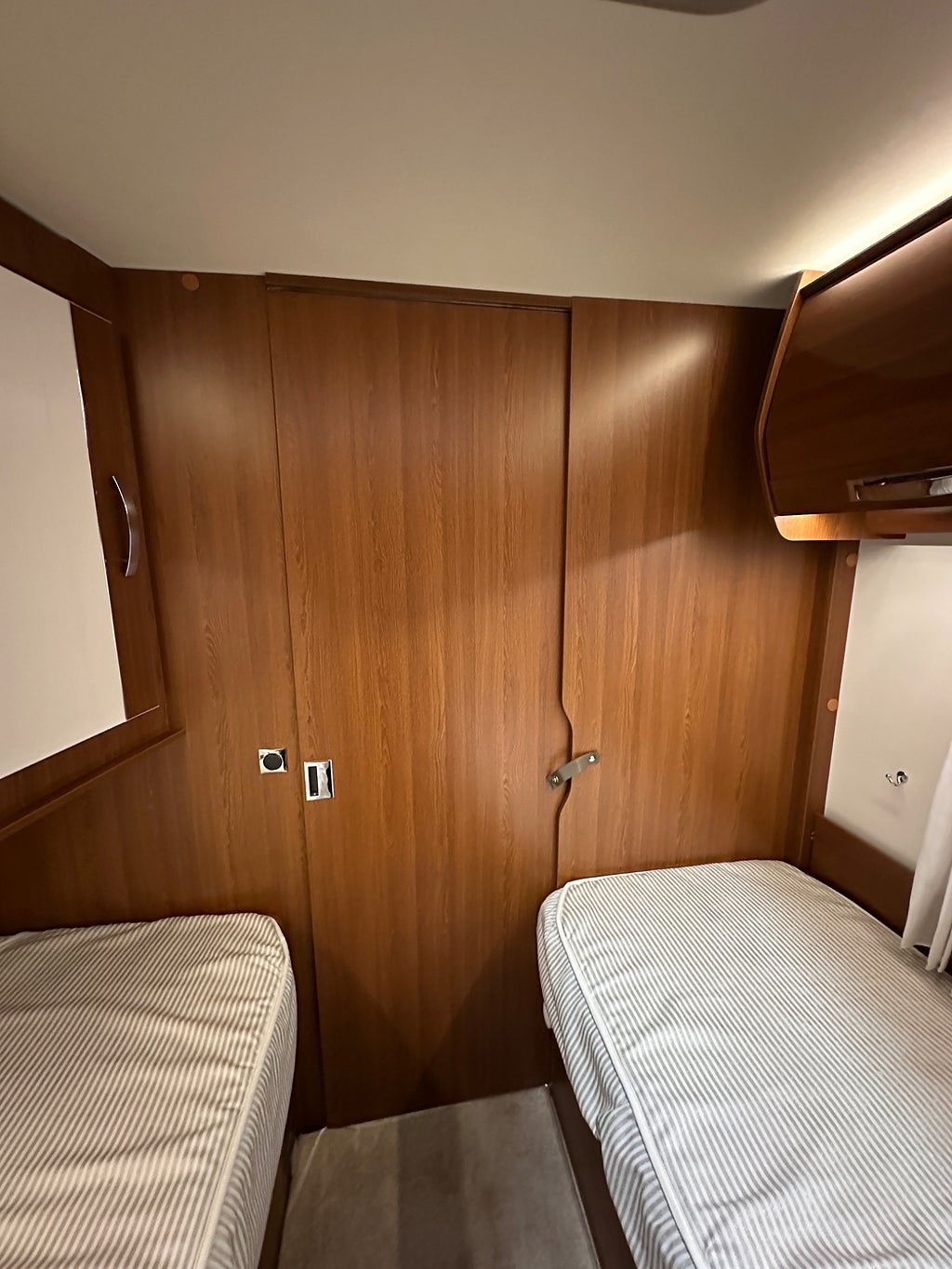 Rapido 7065 F Automat Alde taksäng Låga sängar toa bak thumbnail