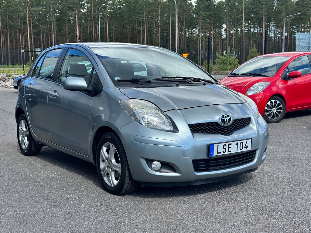 Toyota Yaris 5-dörrar 1.33 Dual VVT-i INKL VINTERHJUL NYSERVAD 