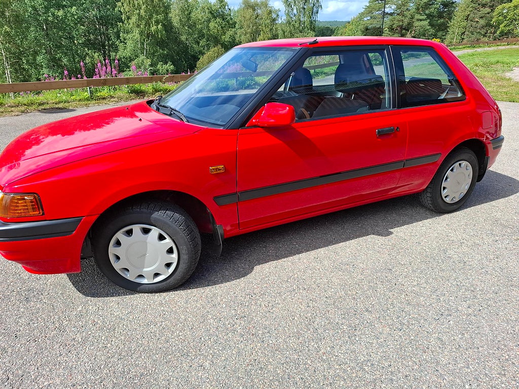 Mazda 323 3-dörrars Halvkombi
