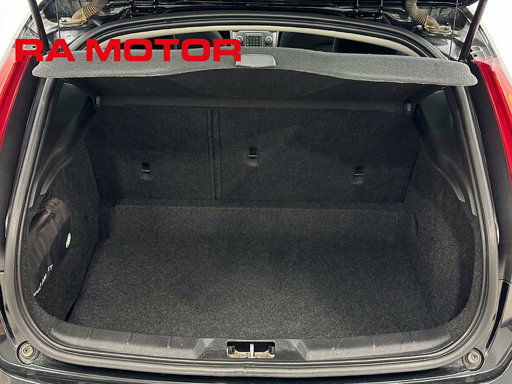 Volvo V40 T3 150hk Kinetic | Backsensorer | Drag | Värmare |