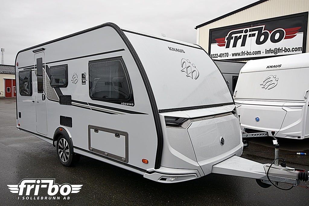 Knaus 460 EU Südwind Black Selection, Långbäddar