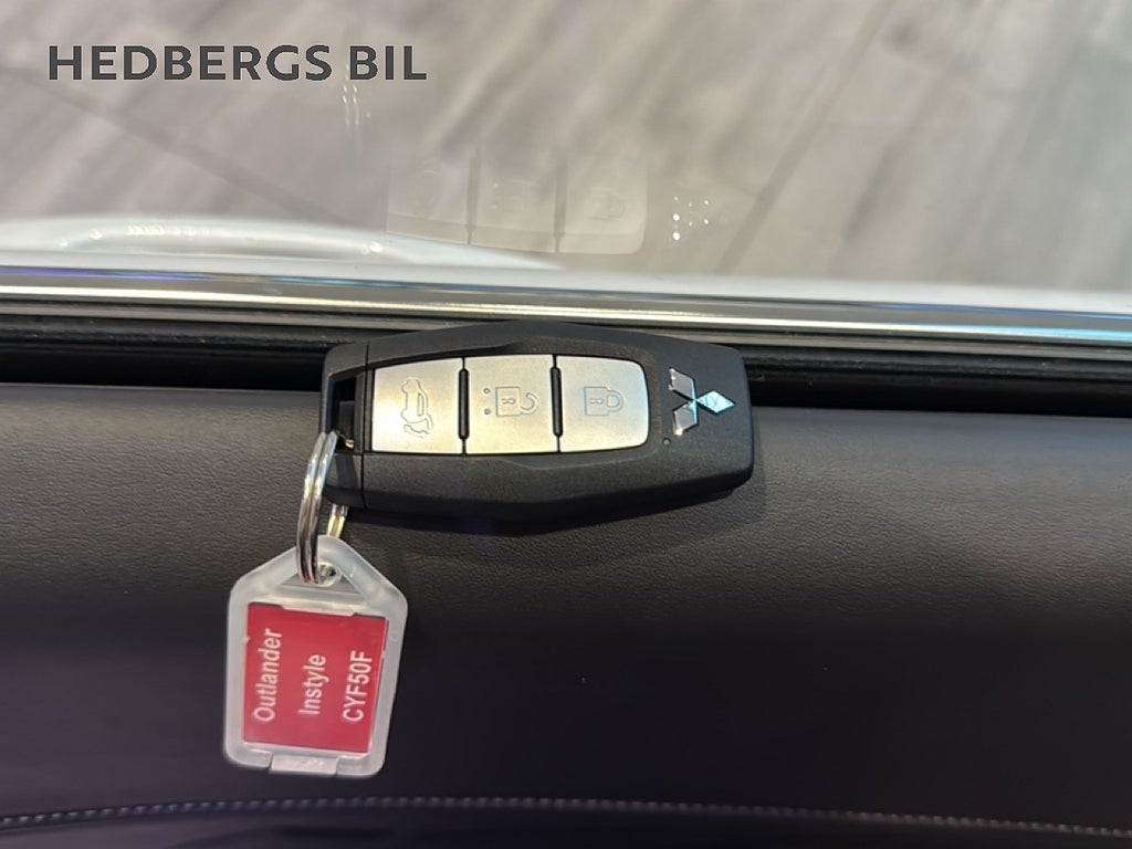 Mitsubishi Outlander  INST PHEV 2 TONE ( DEMOBIL) thumbnail
