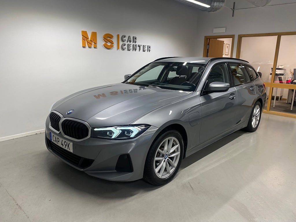 BMW 330e xDrive Widescreen Drag Moms Rattvärme