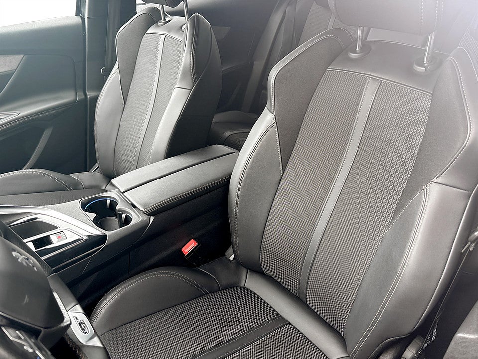Bild på Peugeot 3008 GT Black Pack 1.2 PT 130hk Aut B-KAMERA CARPLAY