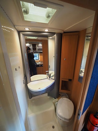 Husbil-integrerad Dethleffs Globebus 18 av 20