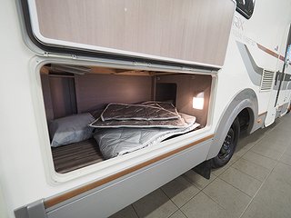 Husbil-halvintegrerad Adria Matrix 19 av 20