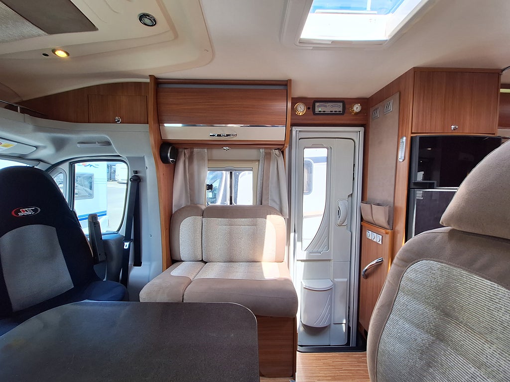 Adria Coral S 680 ST Dubbelbädd, Solcell, 5'e Stol