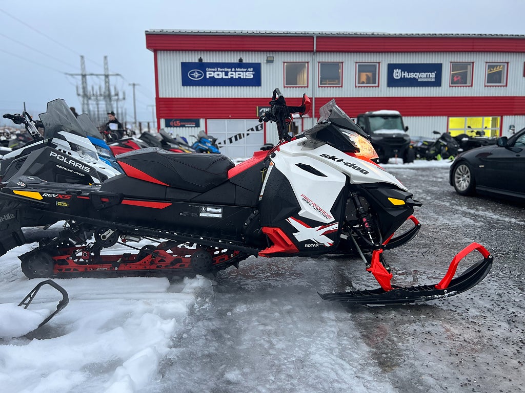 Ski-Doo Renegade 800 Backcountry 137" 