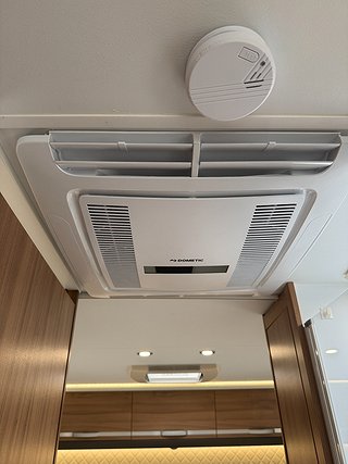 Husbil-halvintegrerad Adria Coral 670 SL AUTOMAT 15 av 19