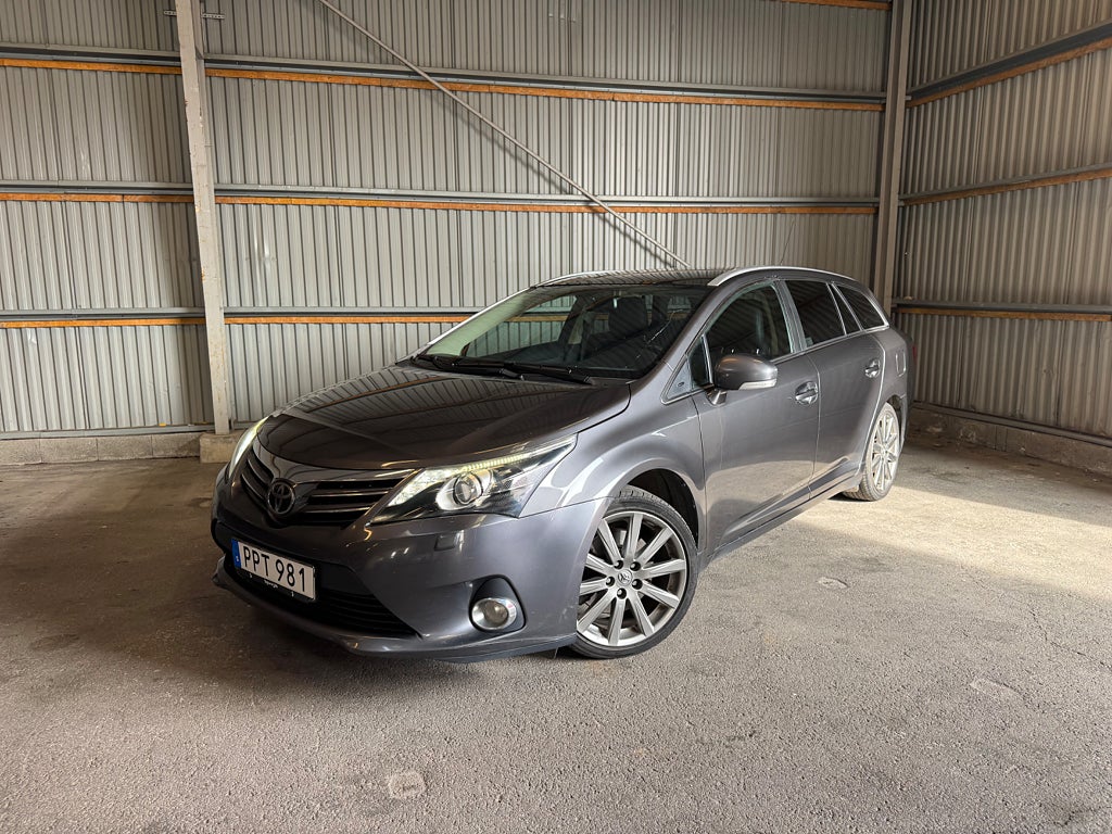 Toyota Avensis Kombi 2.2 D-4D Skinn Adaptiv farthållare Panorama Drag