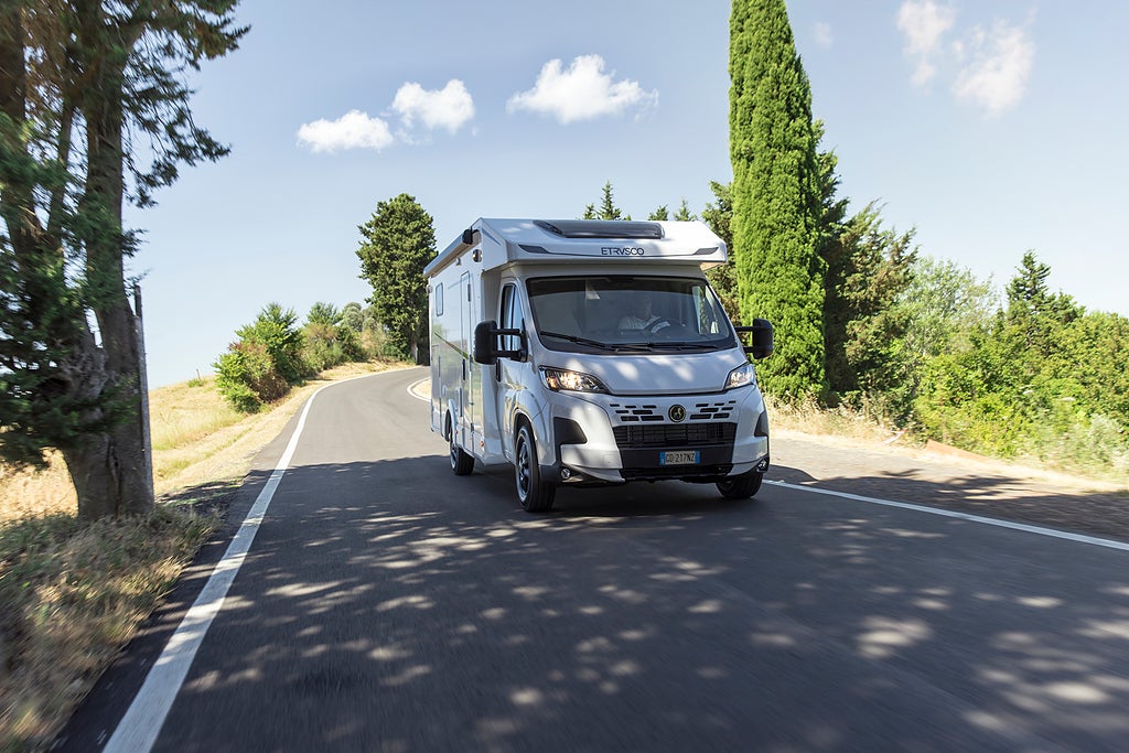 Etrusco T 7.4 SBC SCANDIC EDITION Automat / Långbädd  / 140 hk / 3.500kg